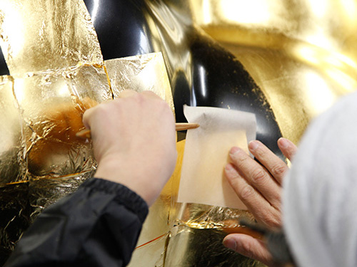 金箔貼り作業
